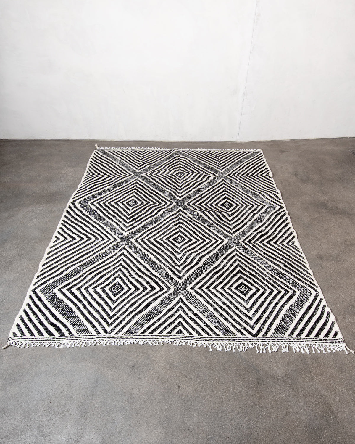 Modern, handcrafted Berber runner rug from Morocco. Flat-woven Kelim carpet in black and white design. Made of 100% wool.